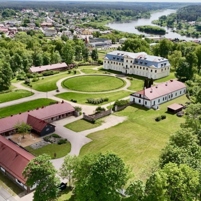 Bilde ar Krāslavas grāfa Plātera pils kompleksu