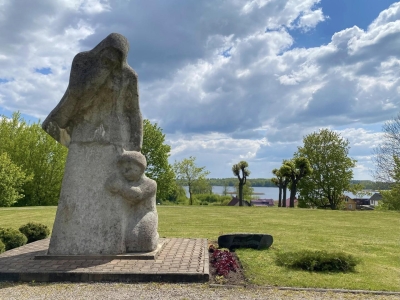 Piemineklis „Sērojošā māte”