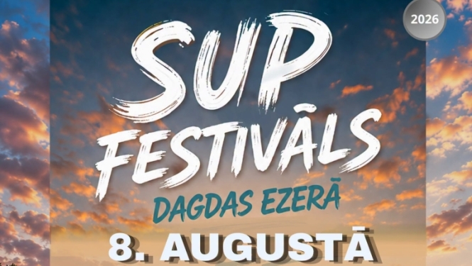 Cilvēki uz SUP dēļiem uz ezera, saulrietā. Pasākuma afiša