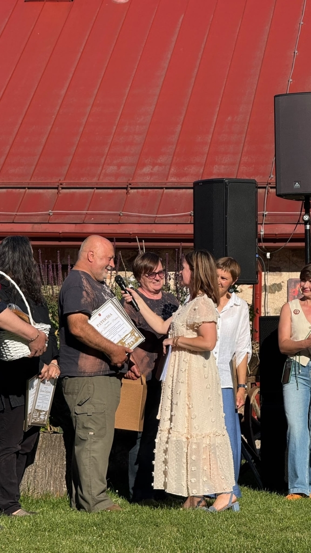 Amatnieks saņem pateicības rakstu pasākuma apbalvošanas ceremonijā