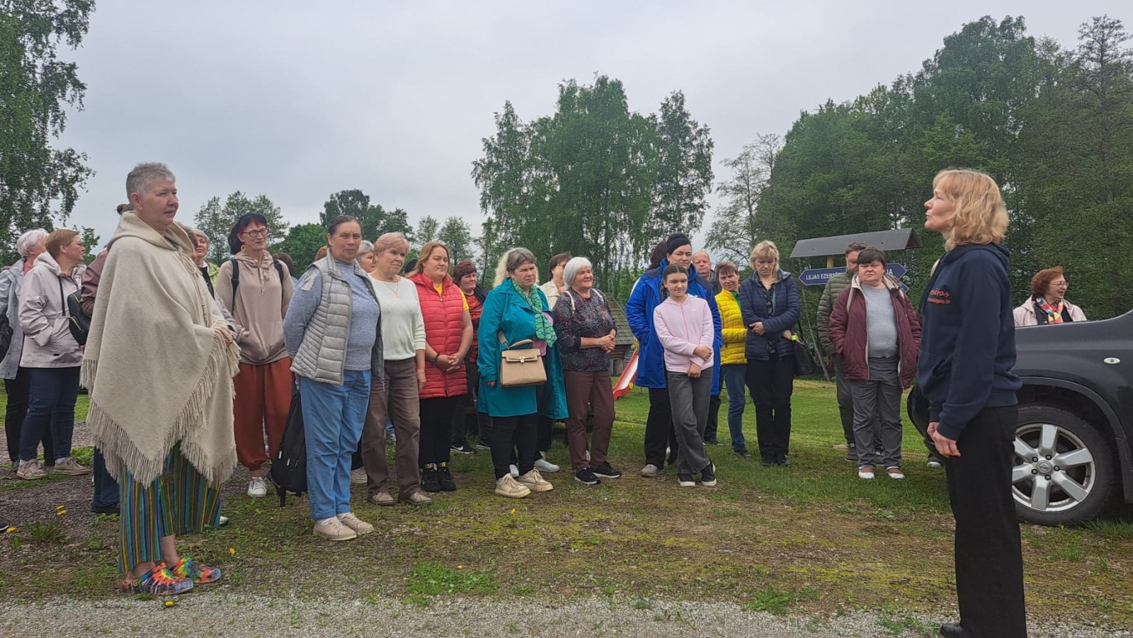 Ekskursijas dalībnieki klausās stāstījumu