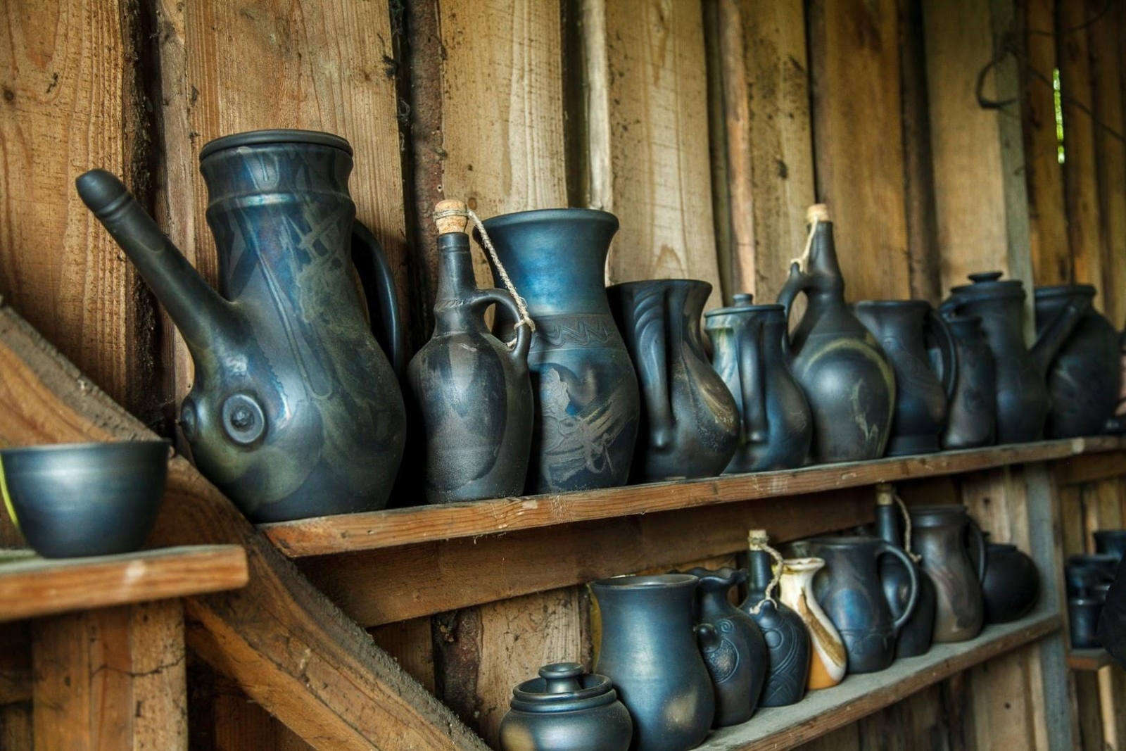 Keramikas trauki plauktos