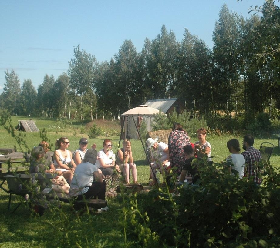 Cilvēki atpūšas pie galda