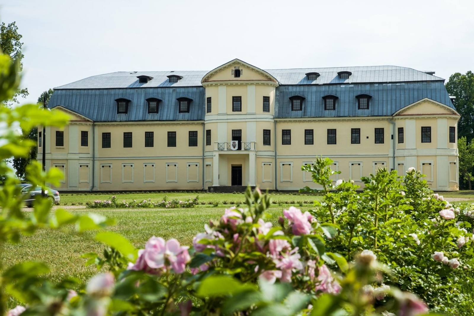 Grāfu Plāteru pils vasarā