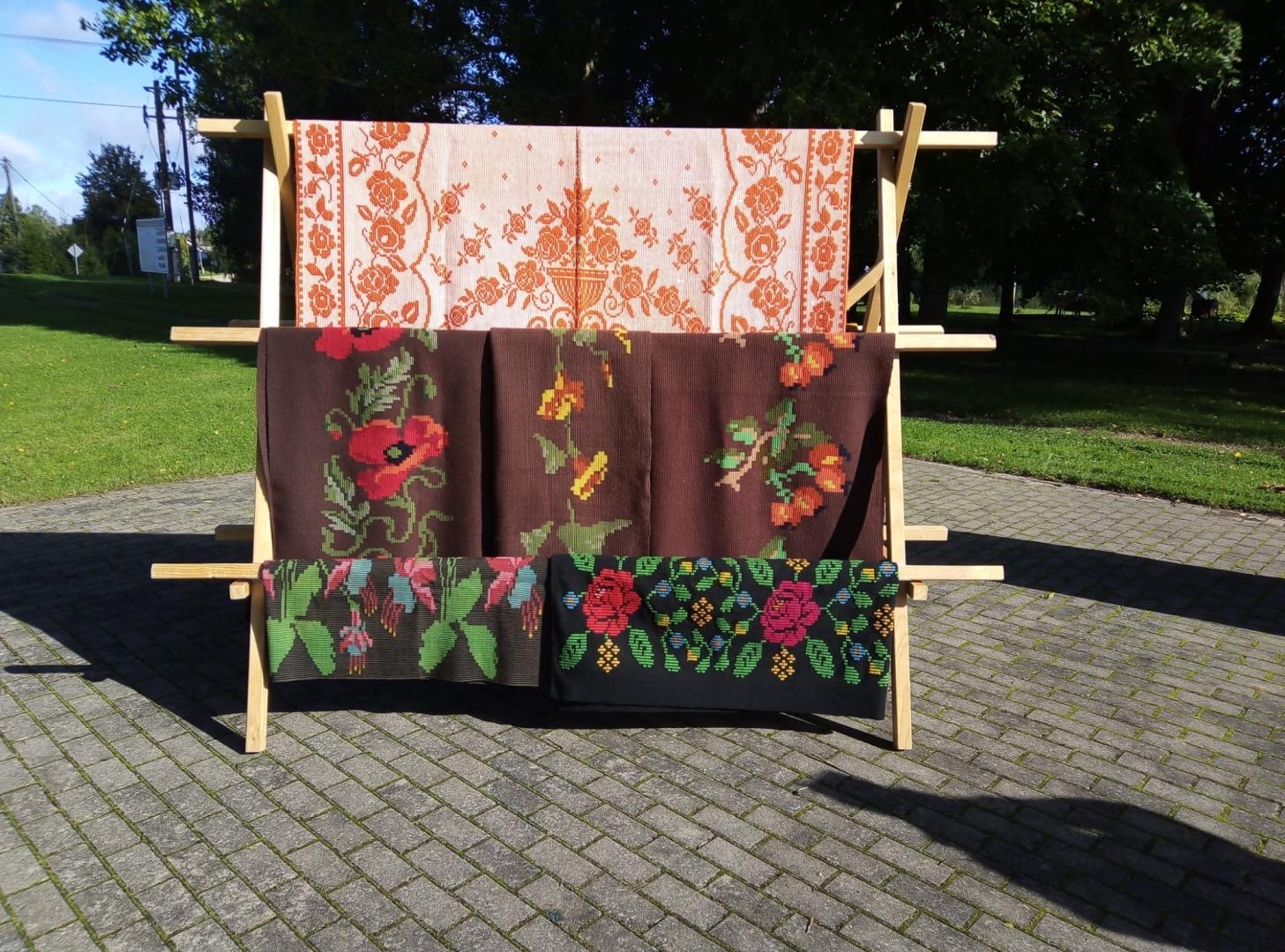 Austi tekstilizstrādājumi izstādīti ārā