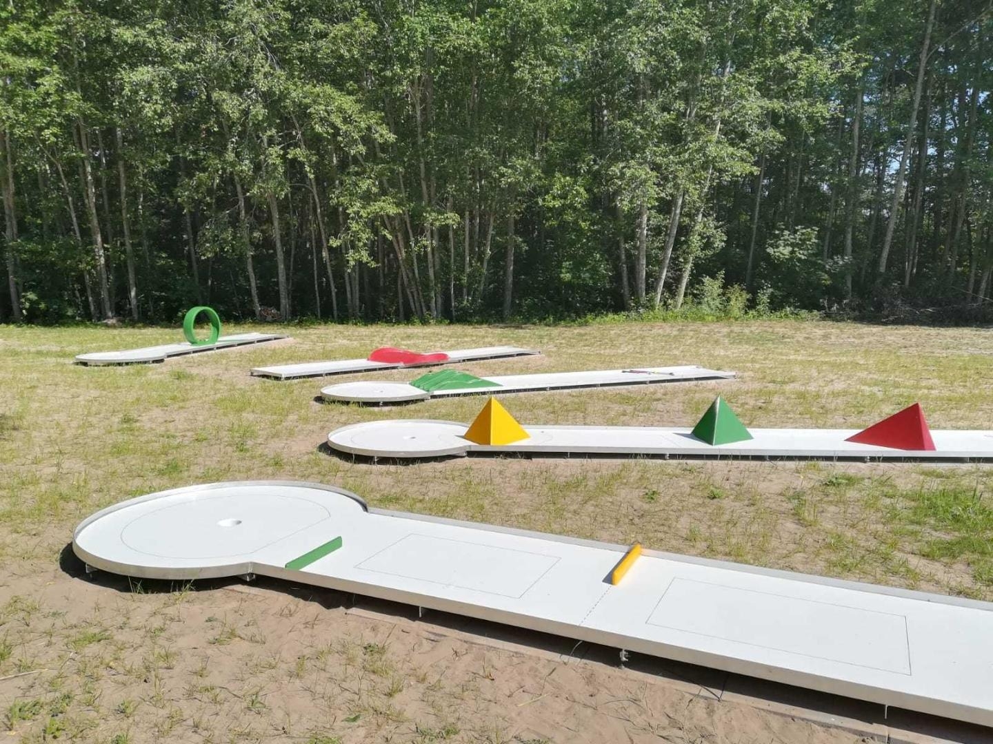 Mini golfa laukums ar šķēršļiem