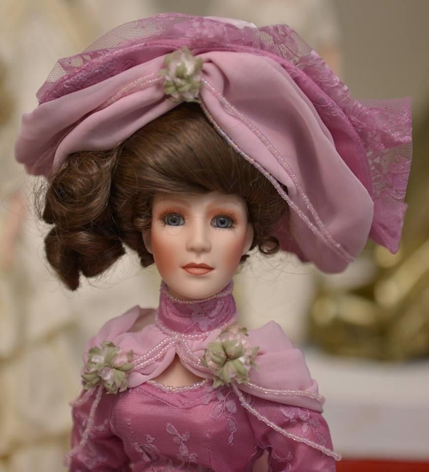 Porcelāna lelle rozā tērpā