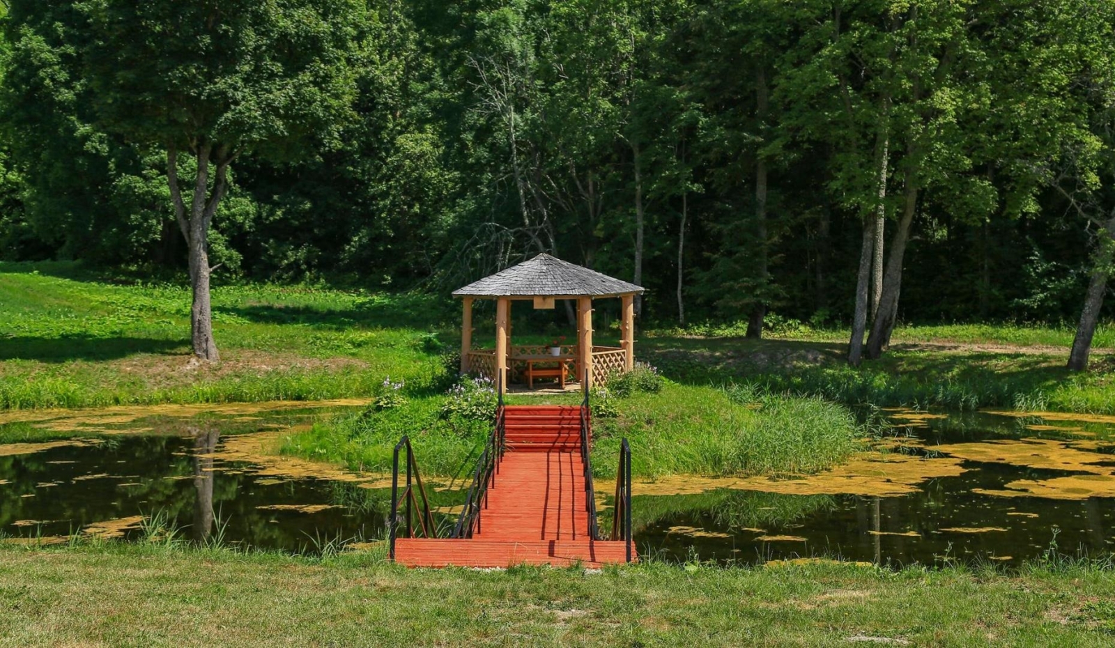Dīķis ar laipu un lapeni