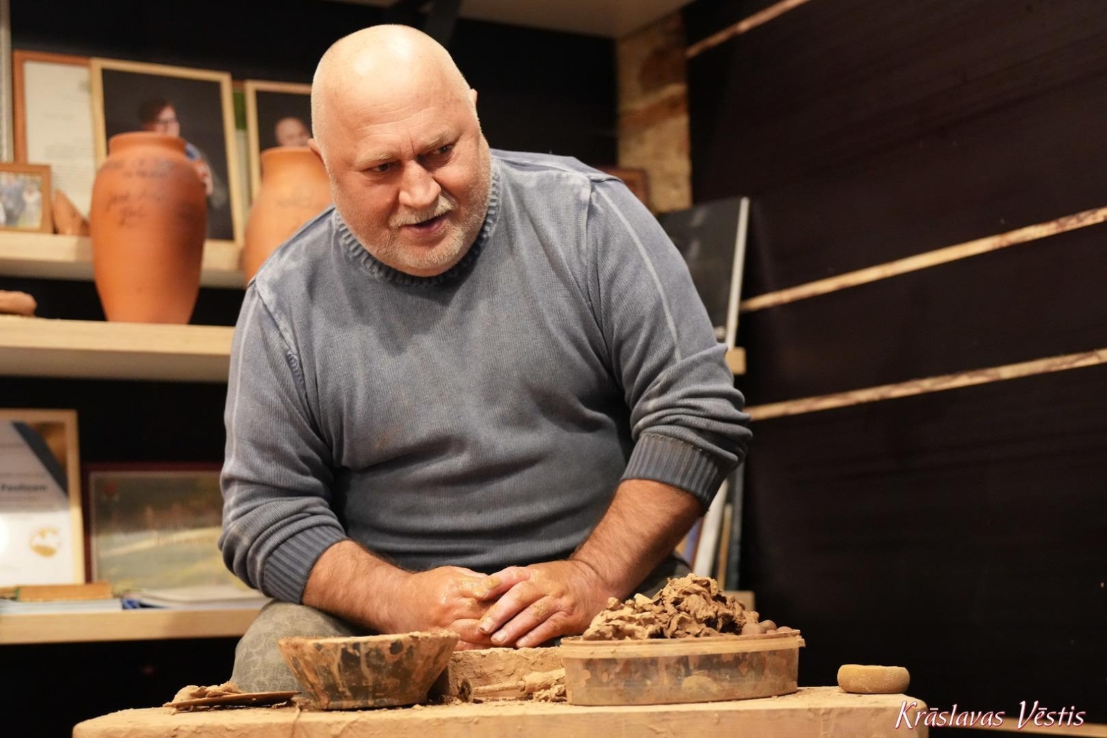 Keramiķis veido māla trauku