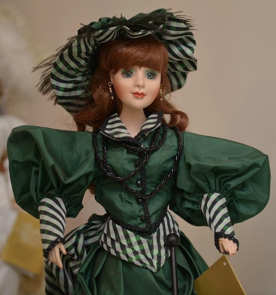 Porcelāna lelle zaļā tērpā