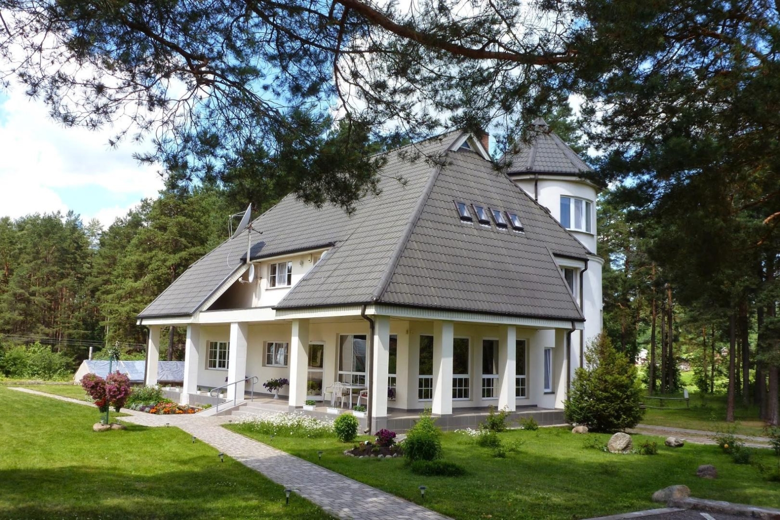Viesu mājas ēka