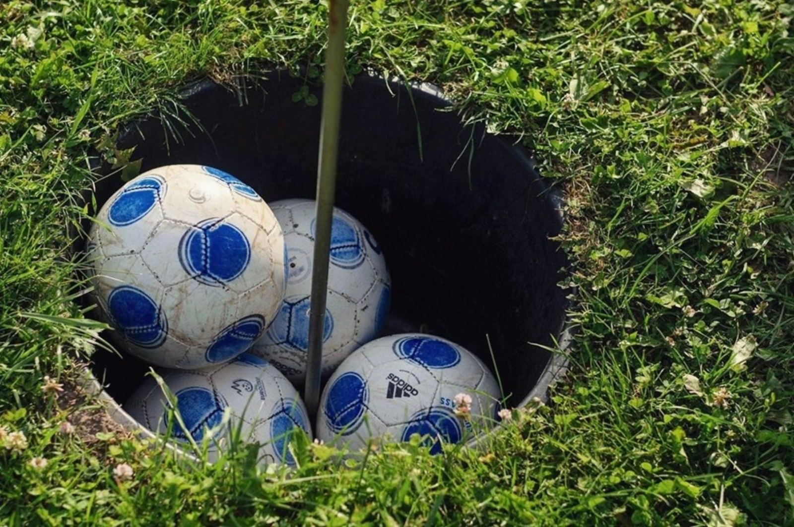 Futbola bumbas zemē