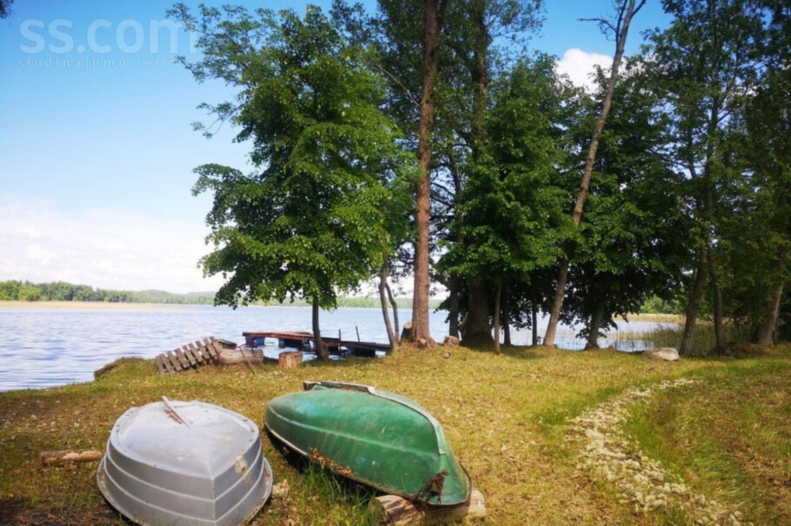 Laivas ezera krastā