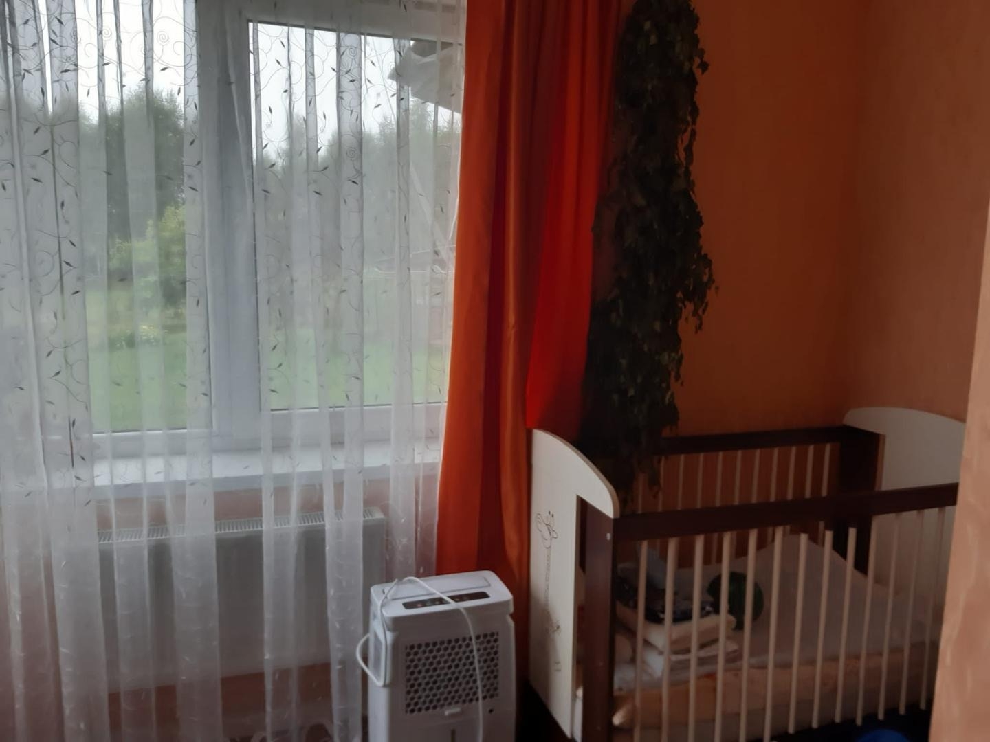 Bērnu gultiņa pie loga
