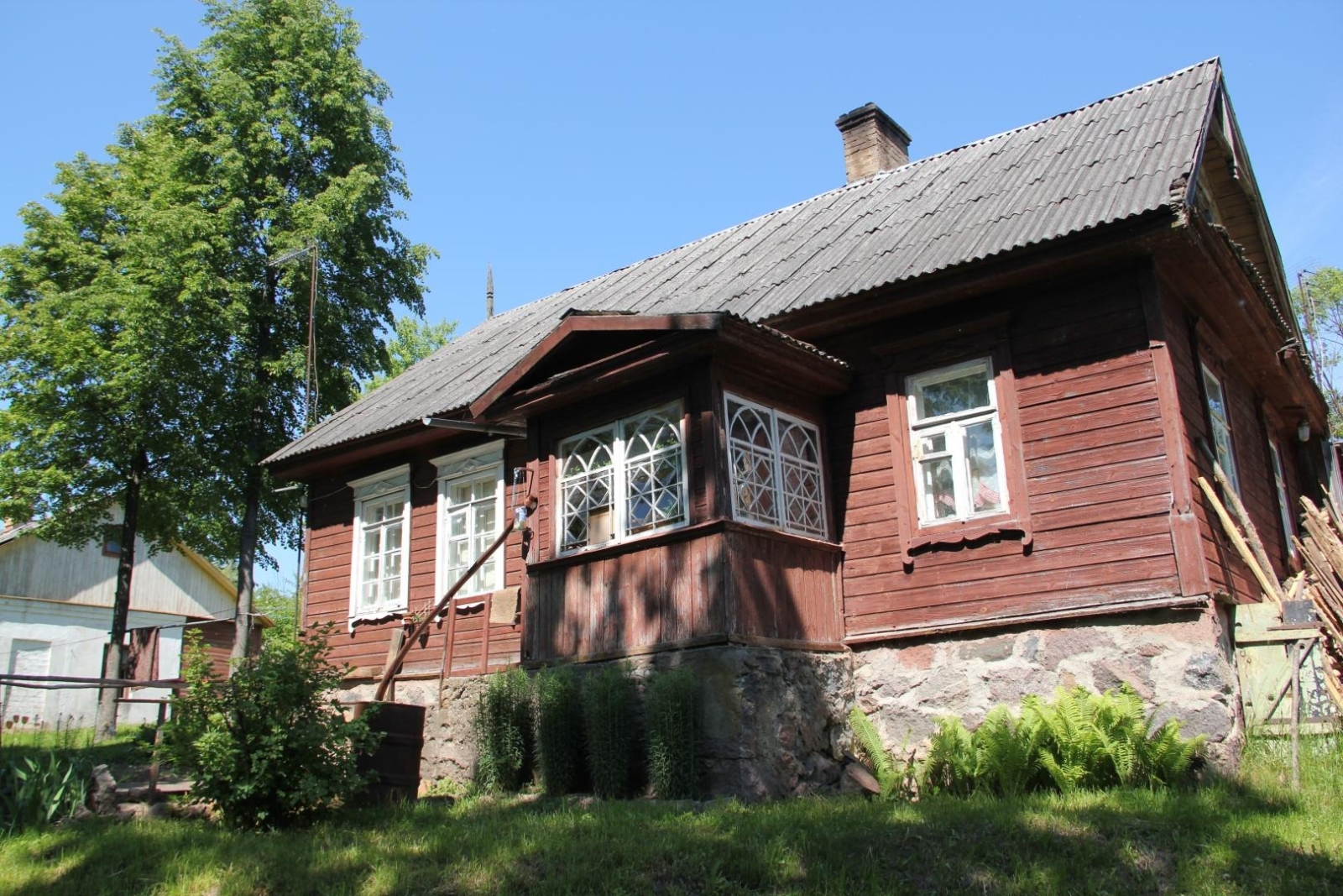 Koka māja Daugavas krastā