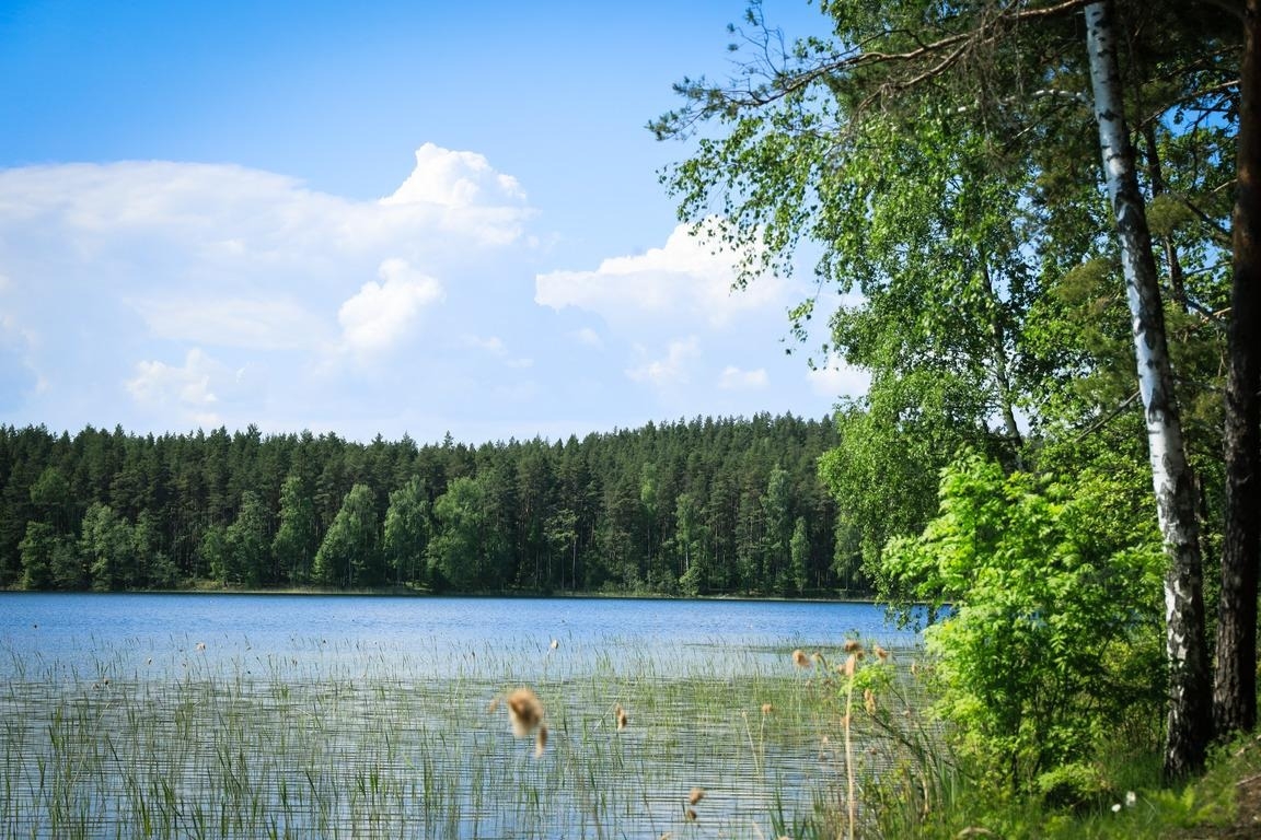 Ezers pie naktsmītnes