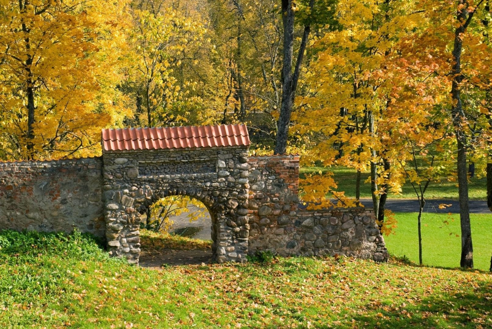 Vārti Grāfu Plāteru pils parkā