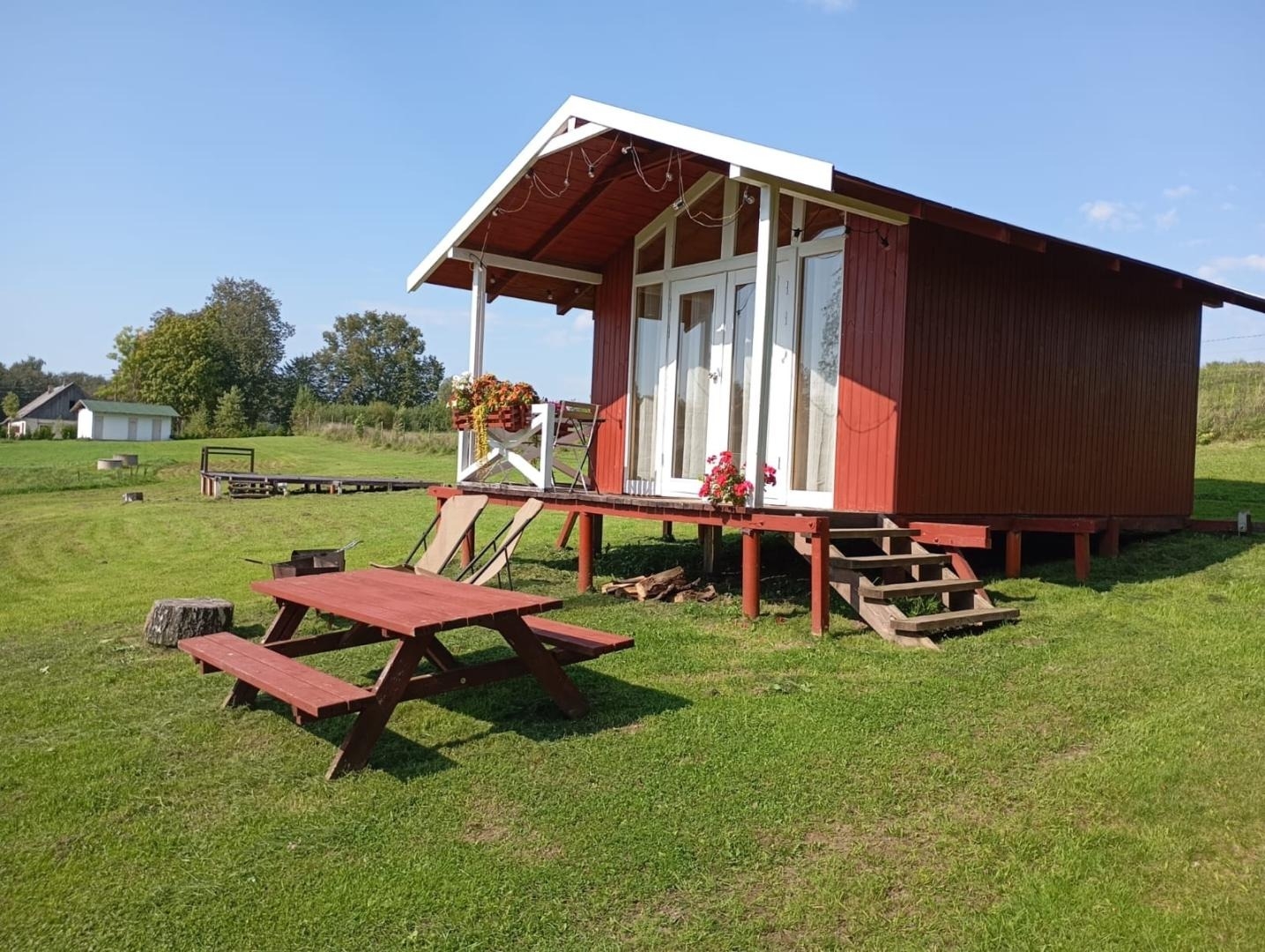Kempinga mājiņa ar piknika galdu