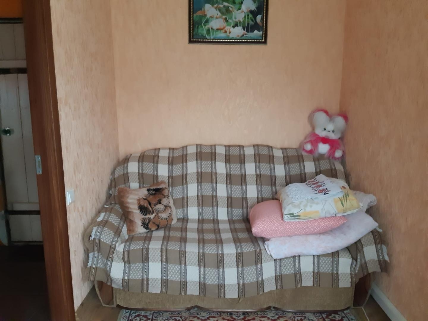 Dīvāns ar spilveniem