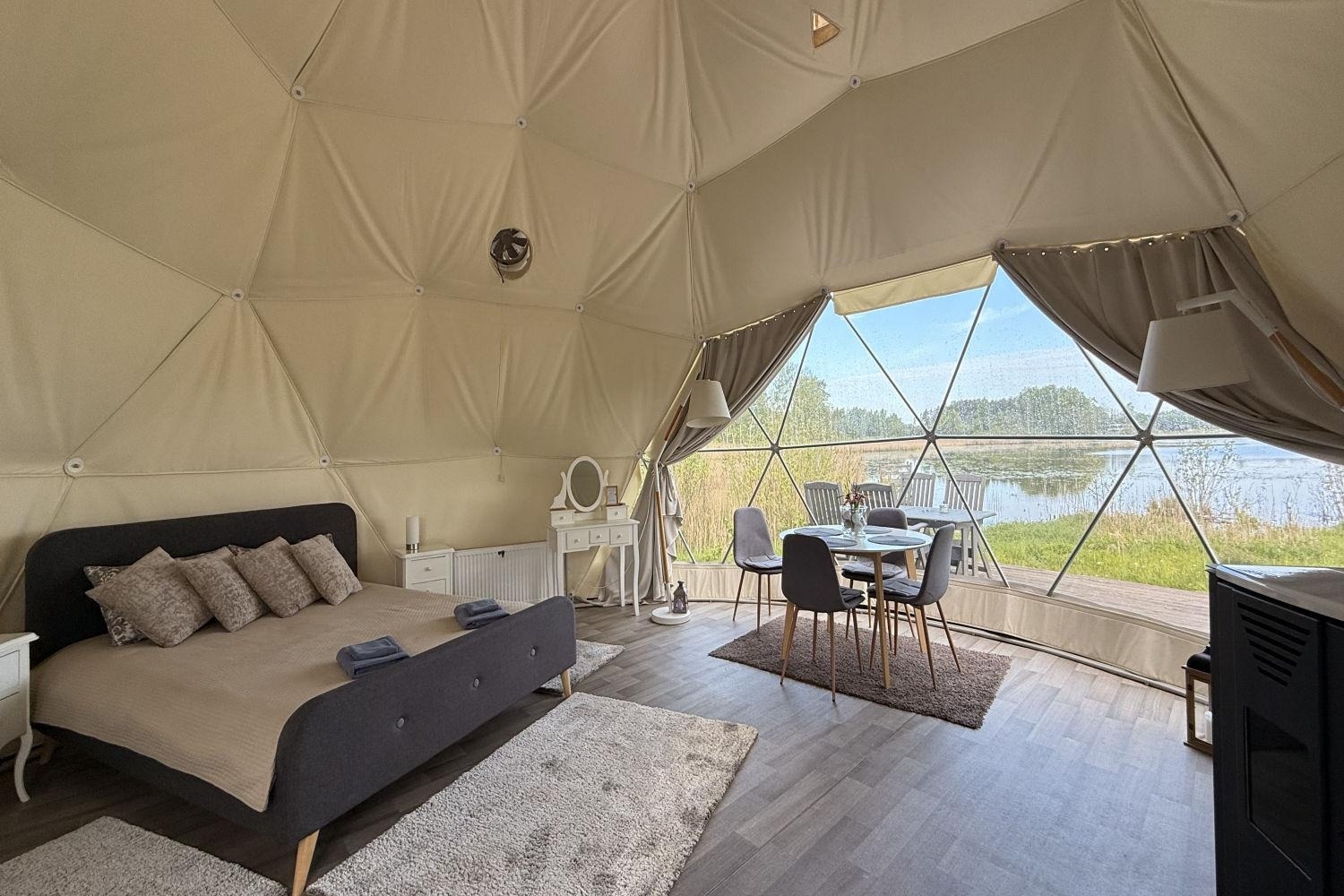 Glampinga telts ar gultu un galdu