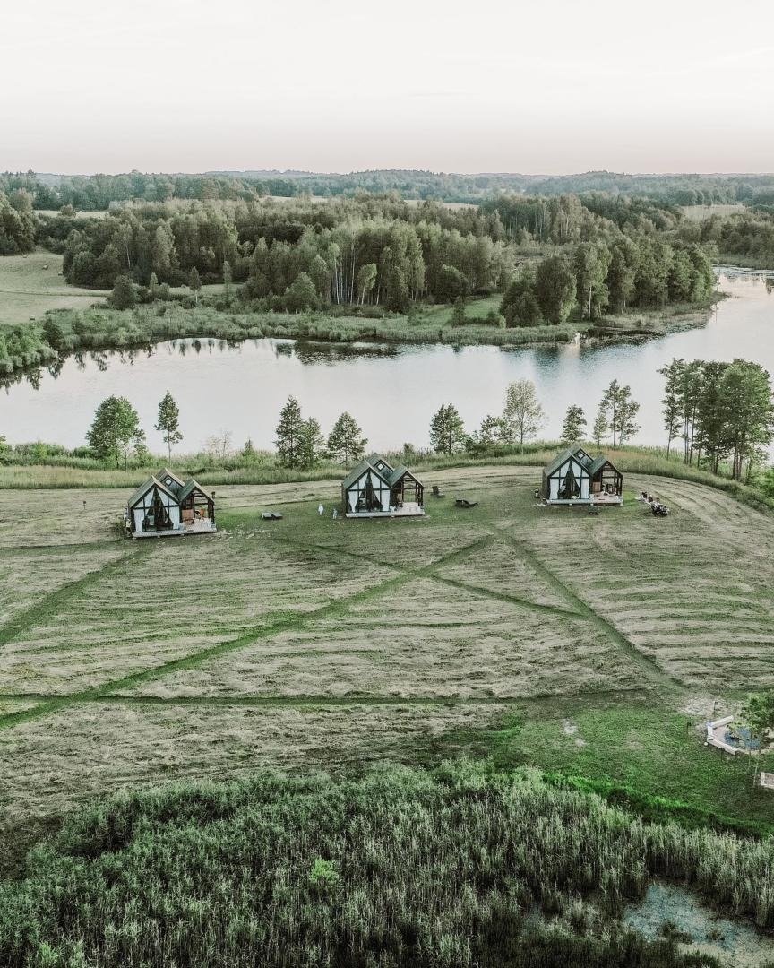 Brīvdienu mājiņas pie ezera