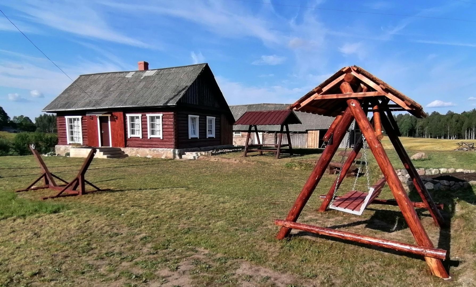 Brīvdienu māja ar šūpolēm