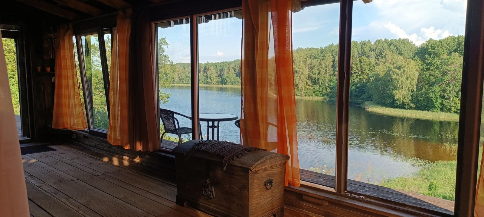 Skats pa logu uz ūdeni