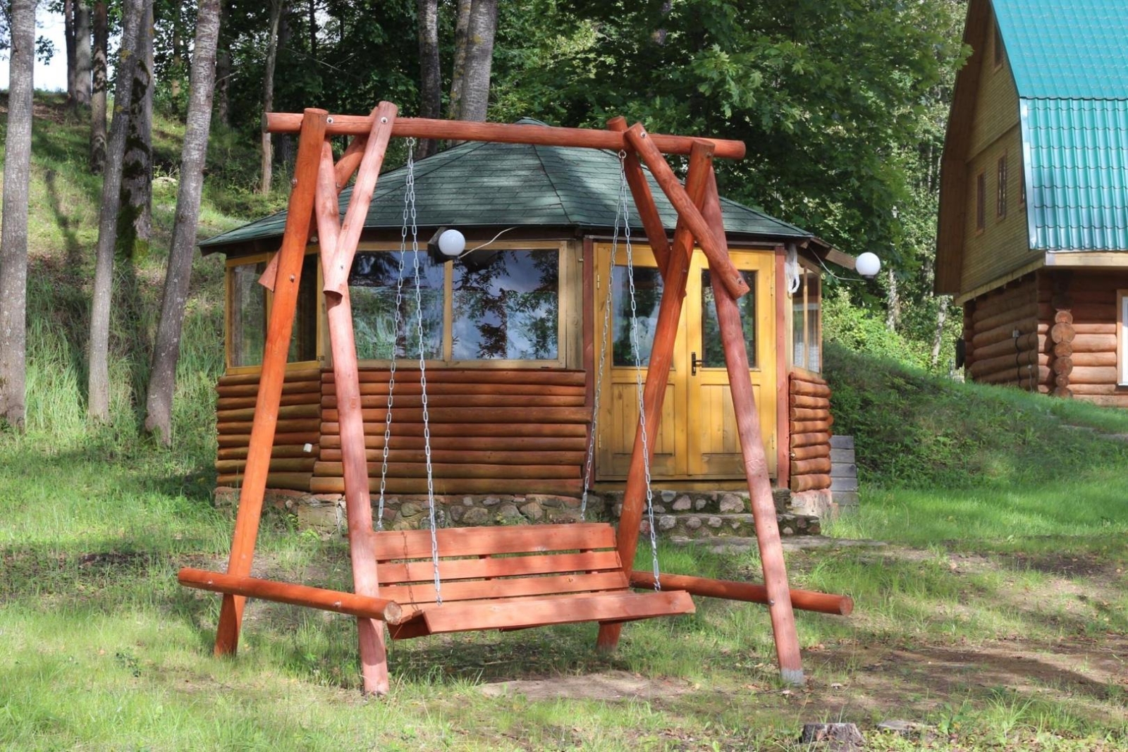 Šūpoles pagalmā