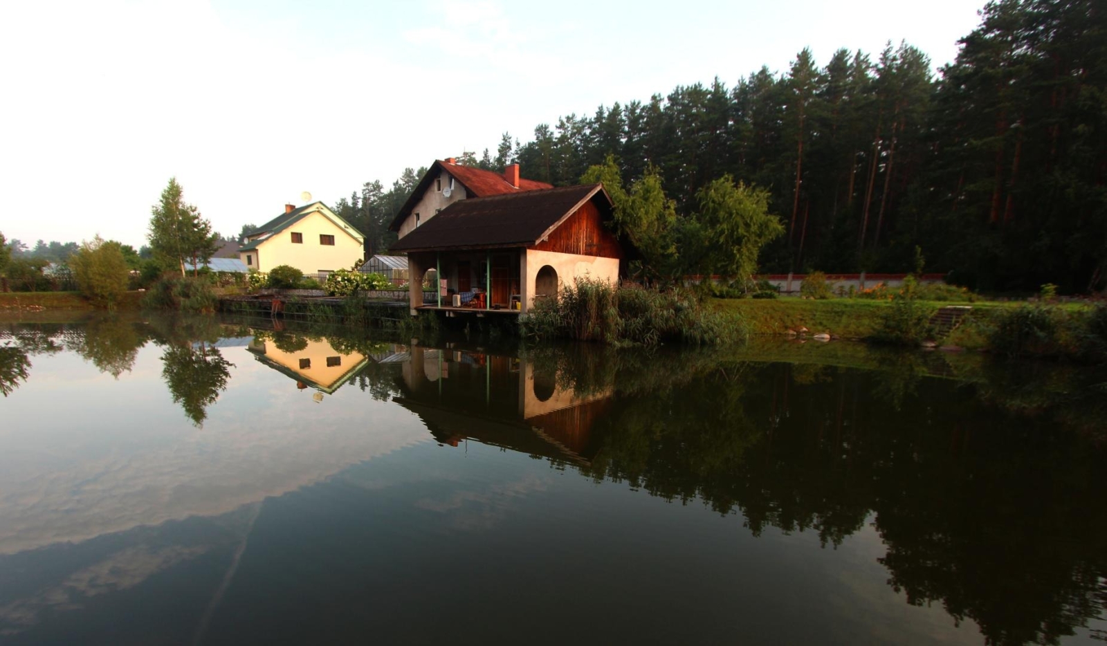 Dīķis pie apartamentiem