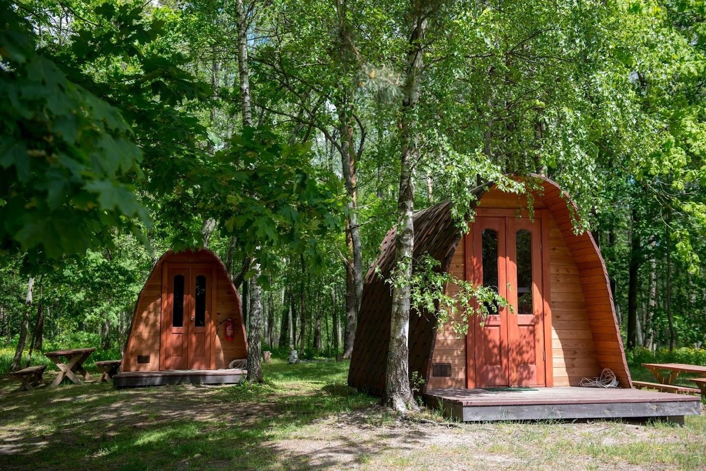 Kempinga mājiņas starp kokiem