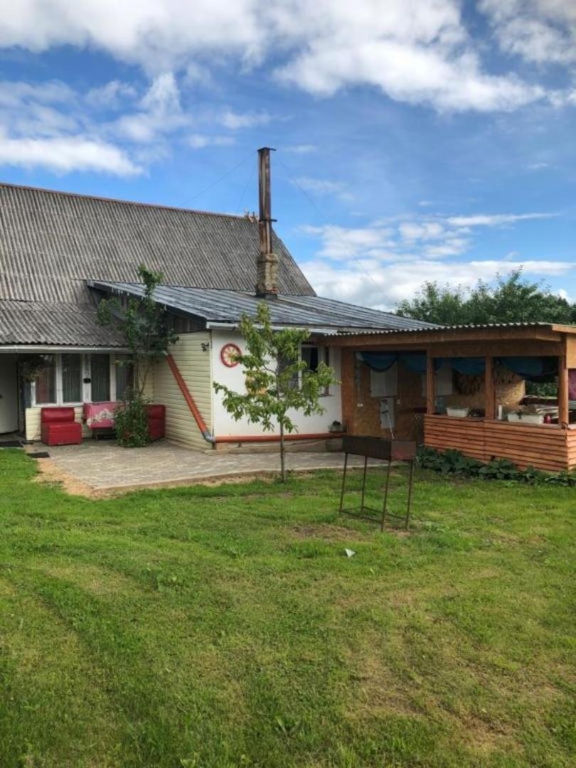 Moteļa ēka un pagalms