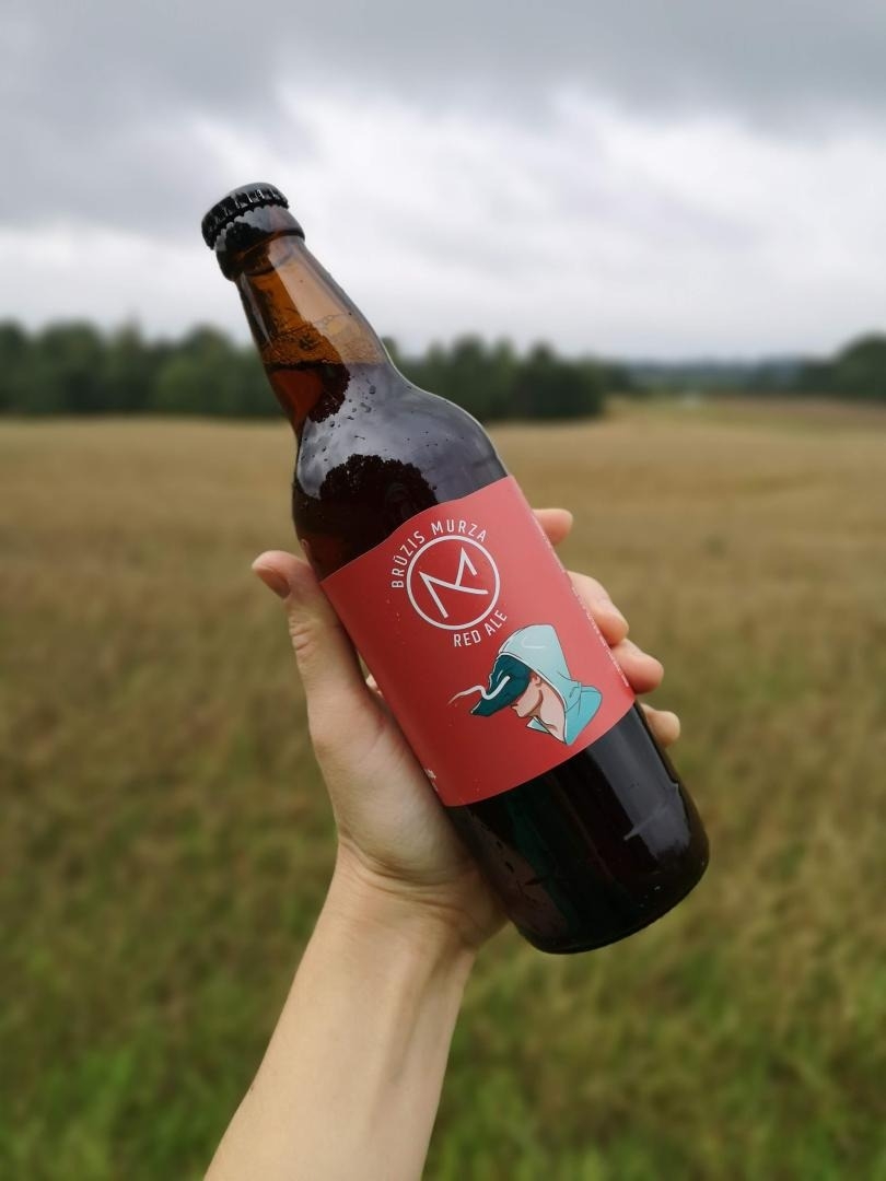 Alus pudele rokā