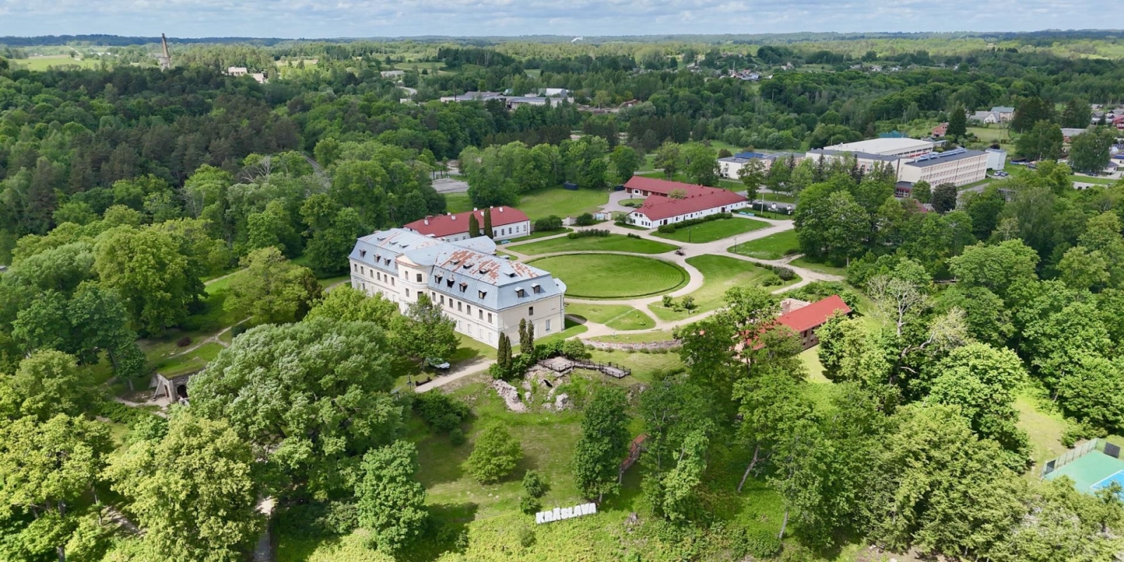 Grāfu Plāteru pils no putna lidojuma