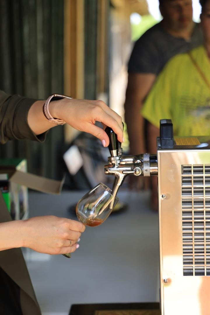 Alus pildīšana glāzē