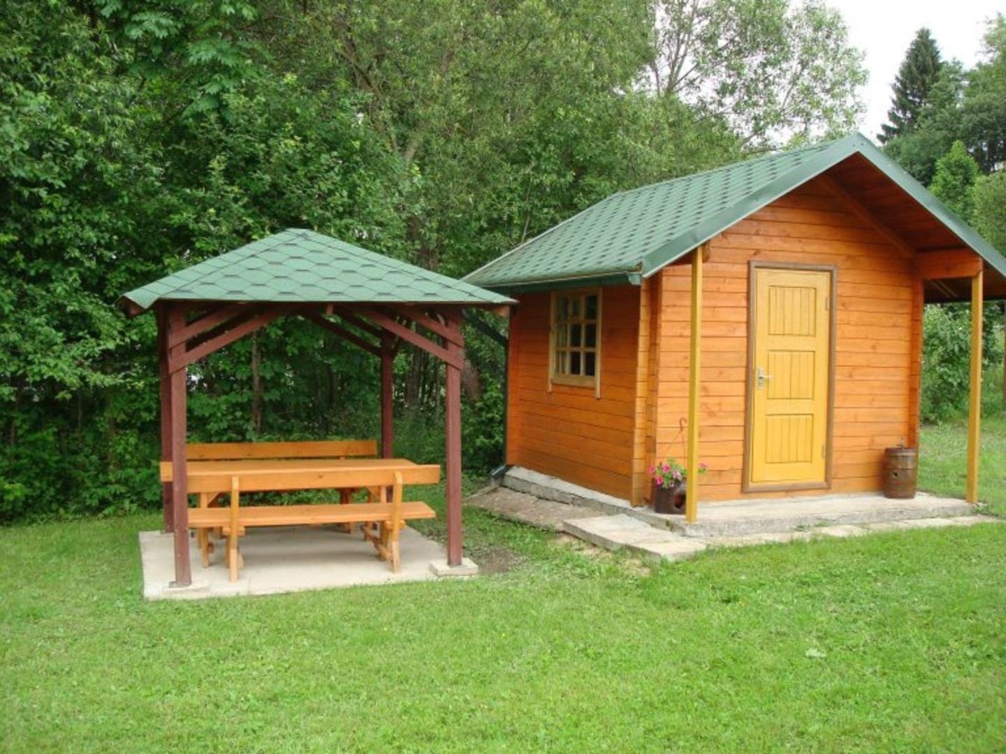 Kempinga mājiņa ar nojumi