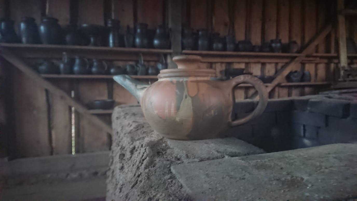 Keramikas trauki pie cepļa