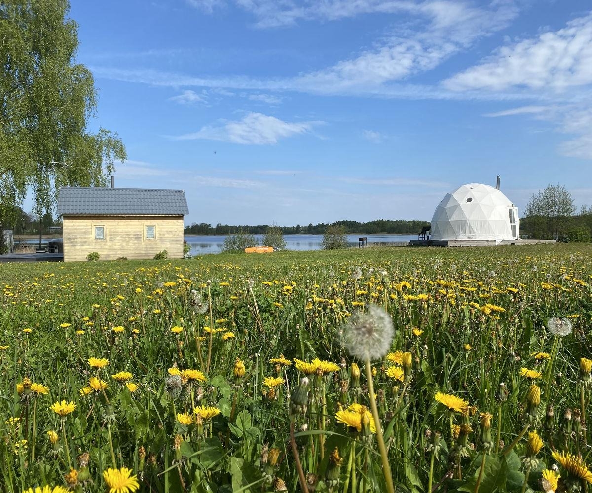 Glampinga kupols pļavā
