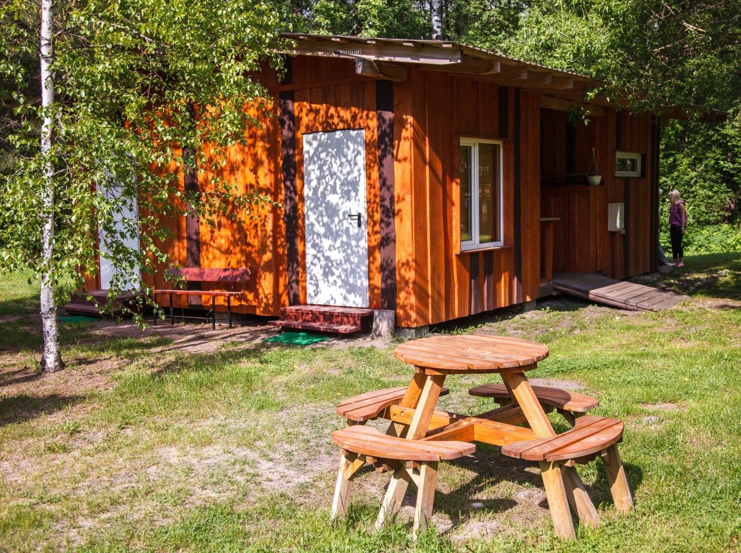 Kempinga mājiņa ar piknika galdu