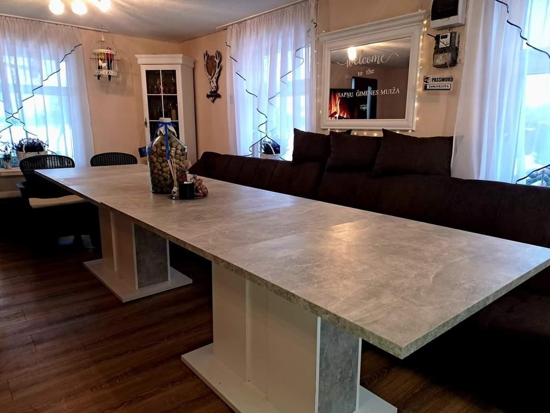 Plats galds viesistabā
