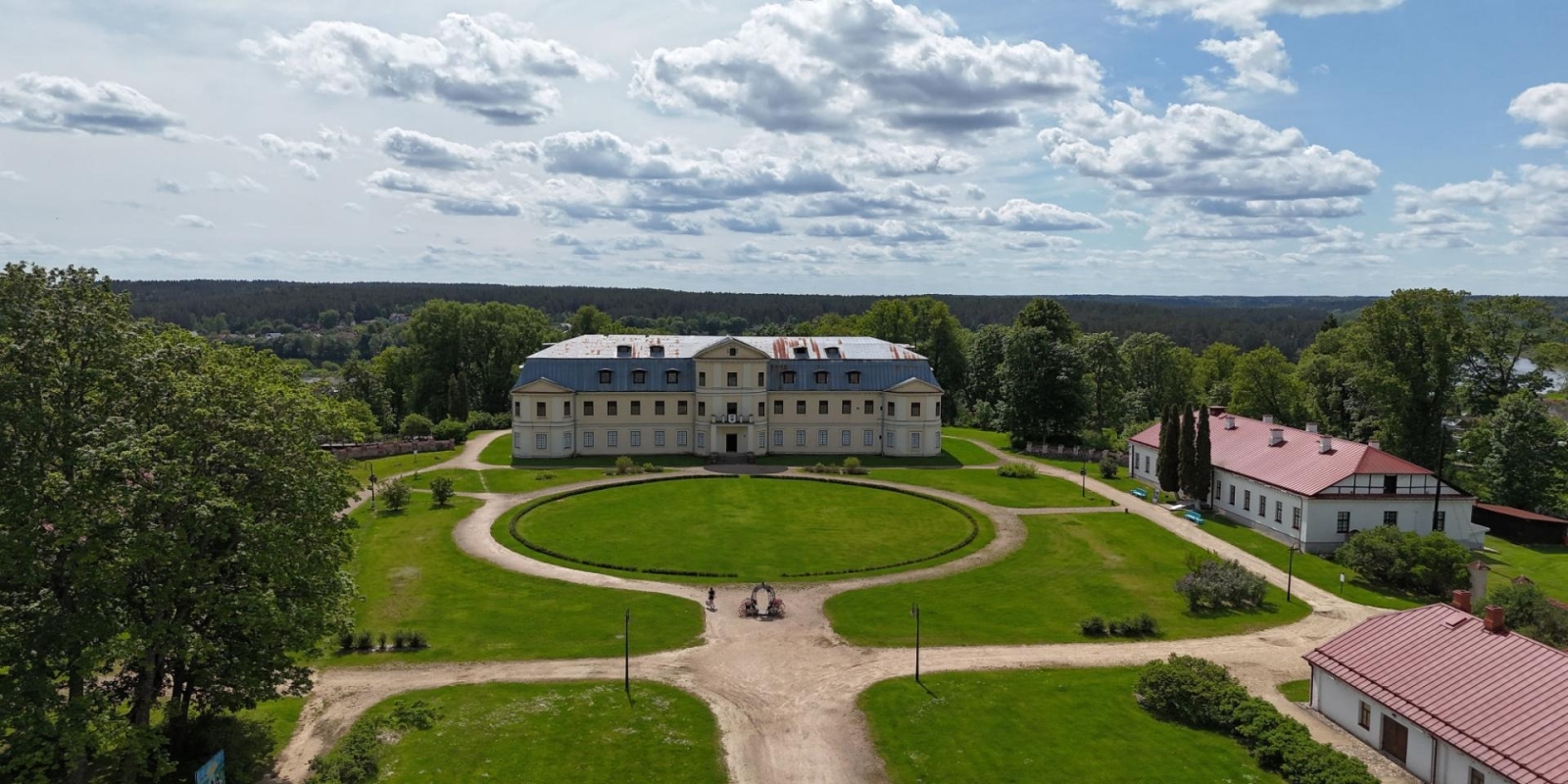 Grāfu Plāteru pils un parks no augšas
