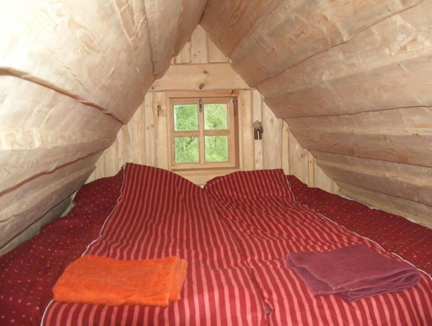 Guļvietas bēniņos