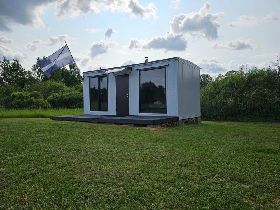 Kempinga mājiņa pļavā