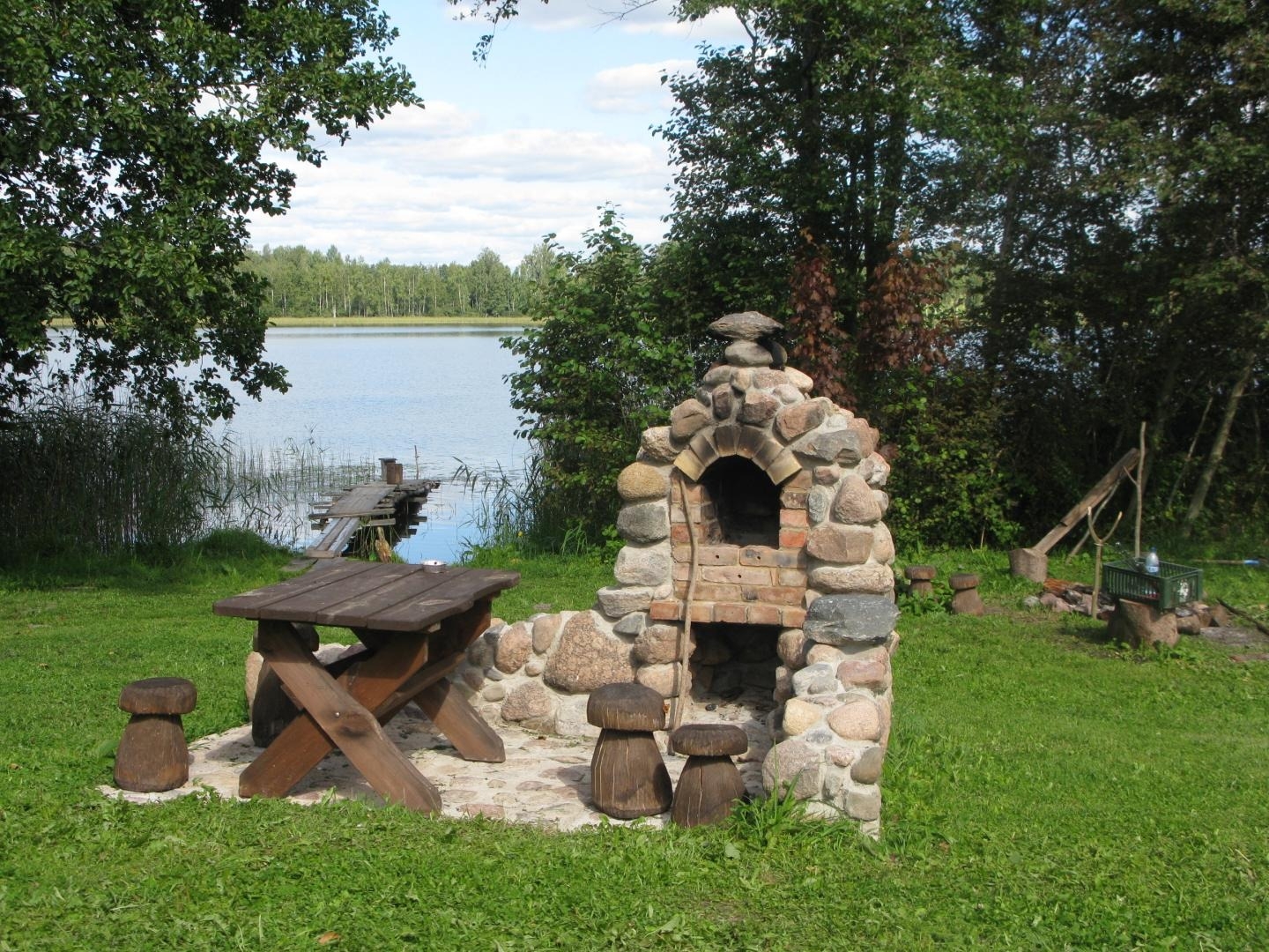 Piknika vieta pie ezera