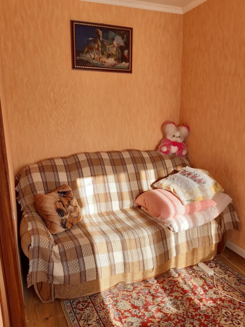 Dīvāns ar spilveniem