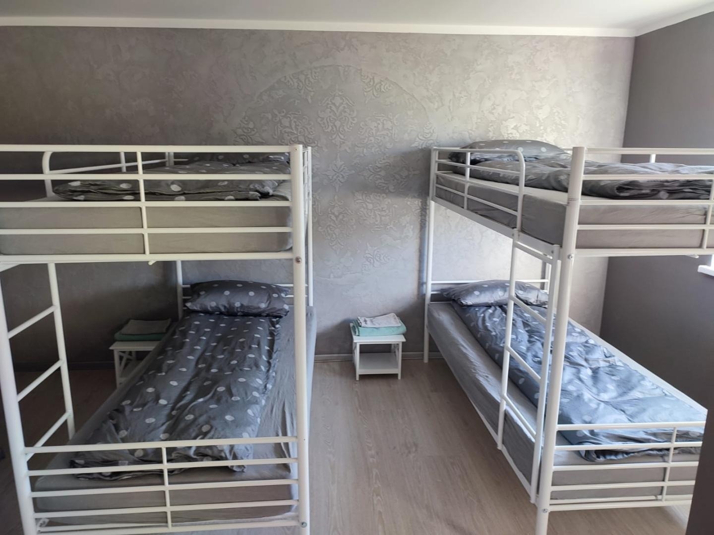 Numurs ar divstāvu gultām