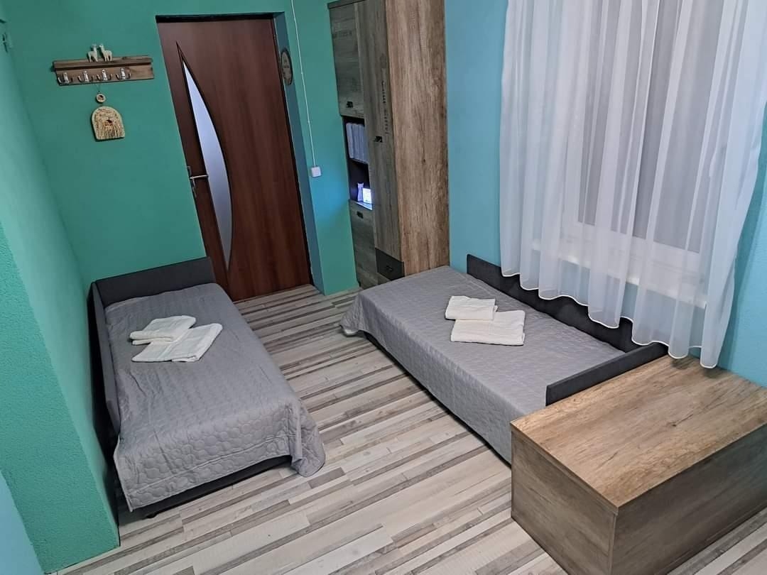 Istaba ar divām gultām
