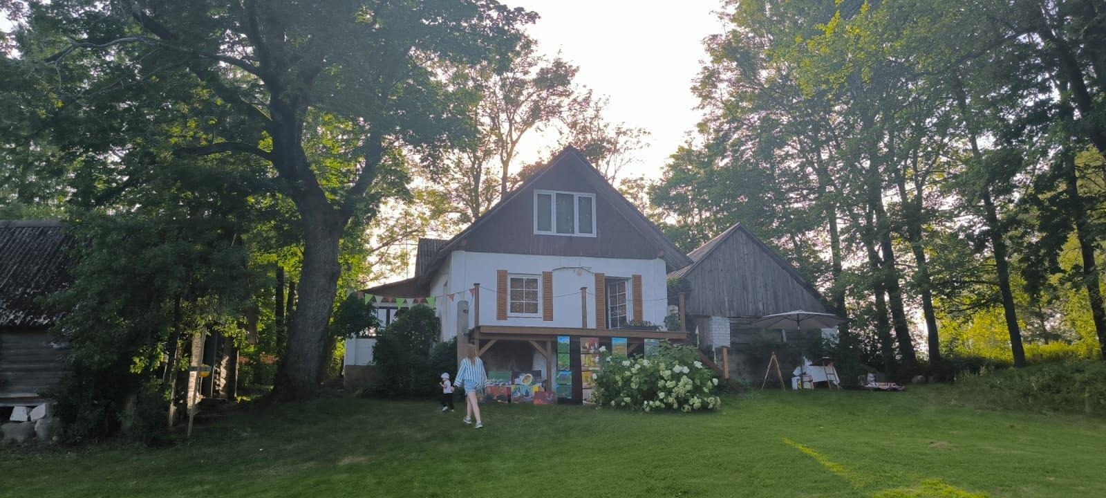 Lauku māja starp kokiem