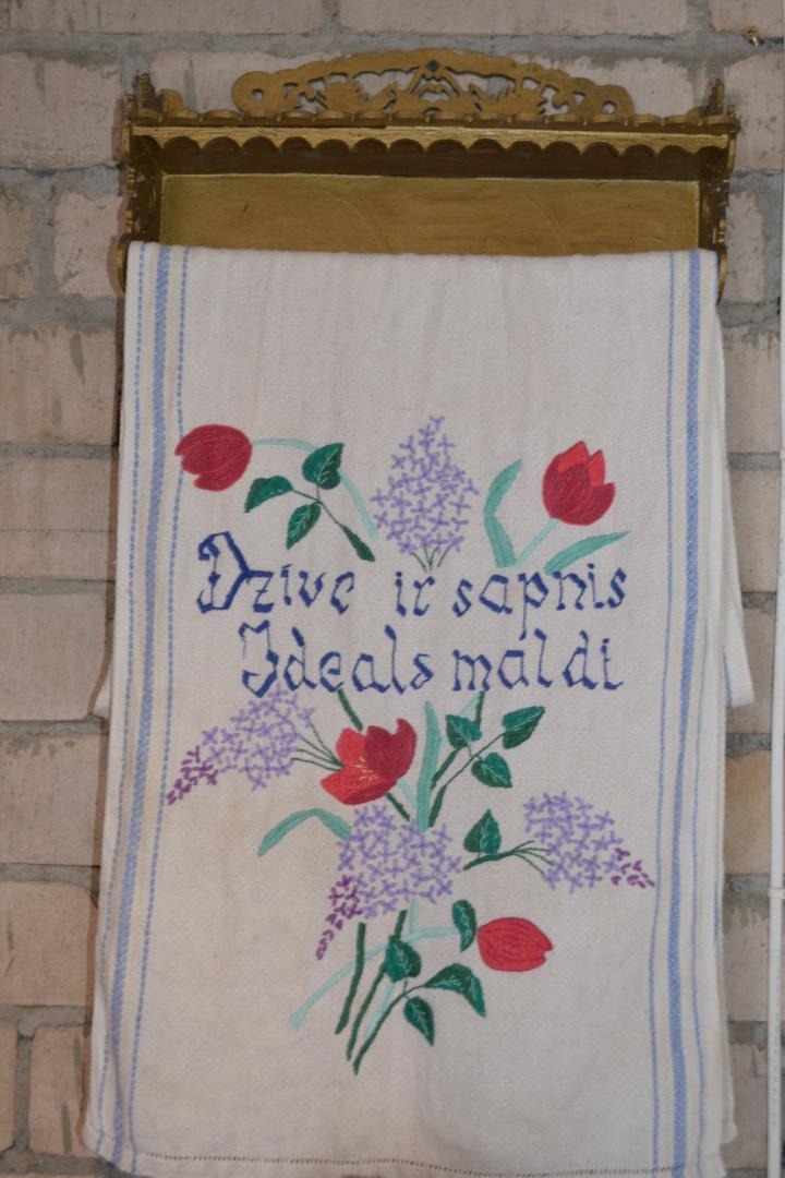 Izšūts sienas dekors