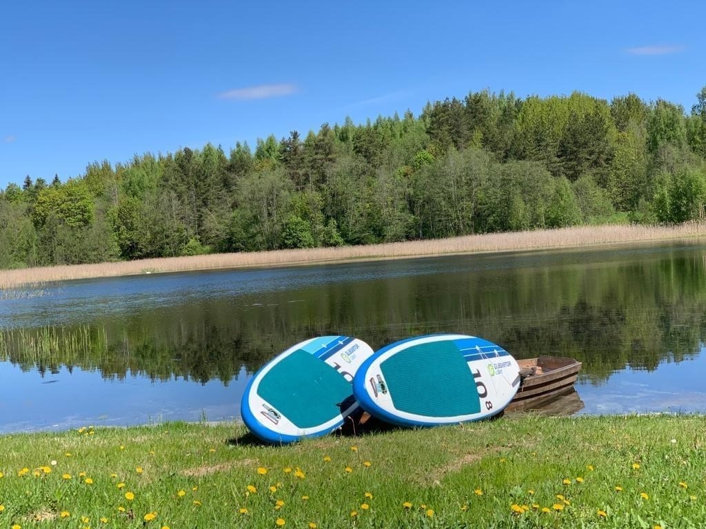 SUP dēļi un laiva krastā