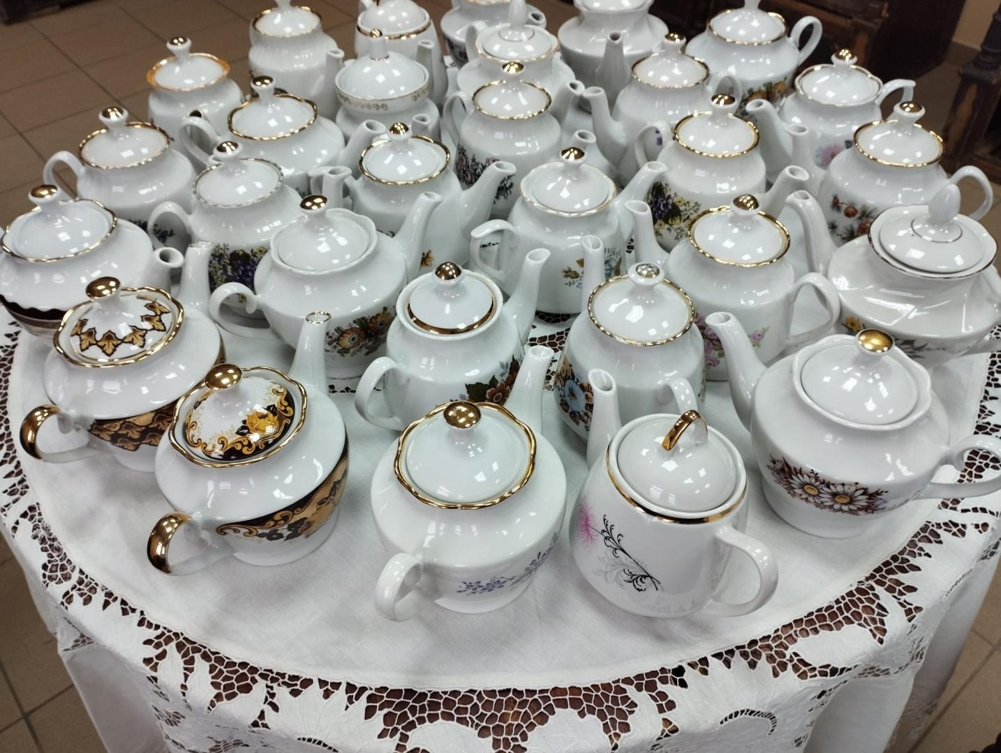 Porcelāna trauku kolekcija